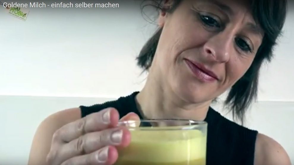 Goldene Milch mit Kokosöl