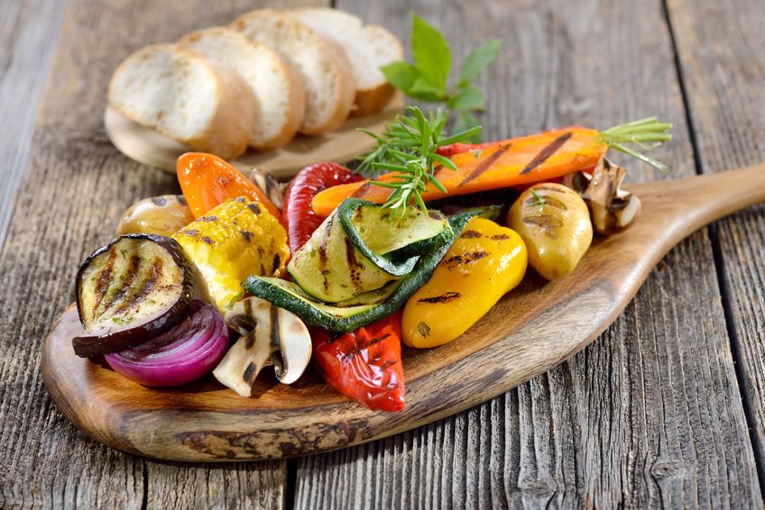 Gegrilltes Gemüse mit Hummus-Dip &amp; Lucuma – Kokosöl